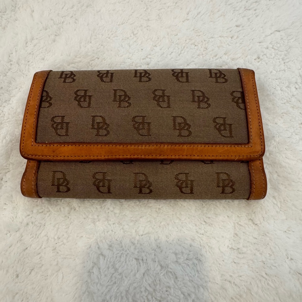 Vintage Dooney & Bourke Brown Tan Signature Canvas Trifold Wallet Kiss Lock